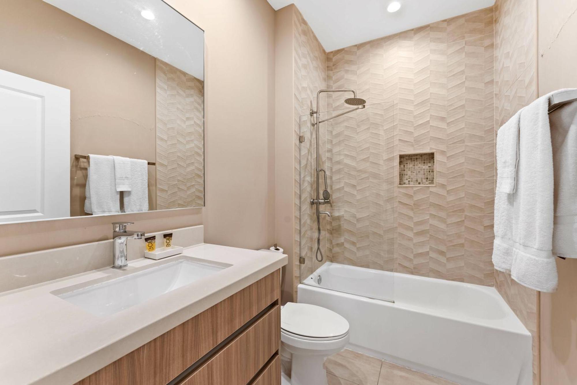 7583 Magic Village Jacuzzi 3 Near 192 And